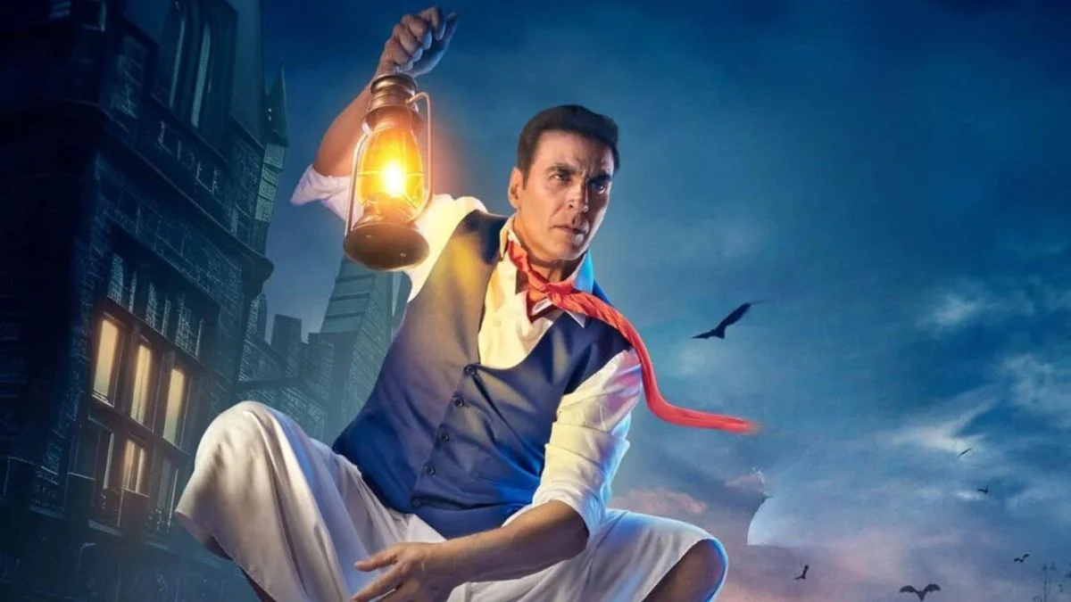 Akshay Kumar in a poster of Bhooth Bangla film with a spooky look