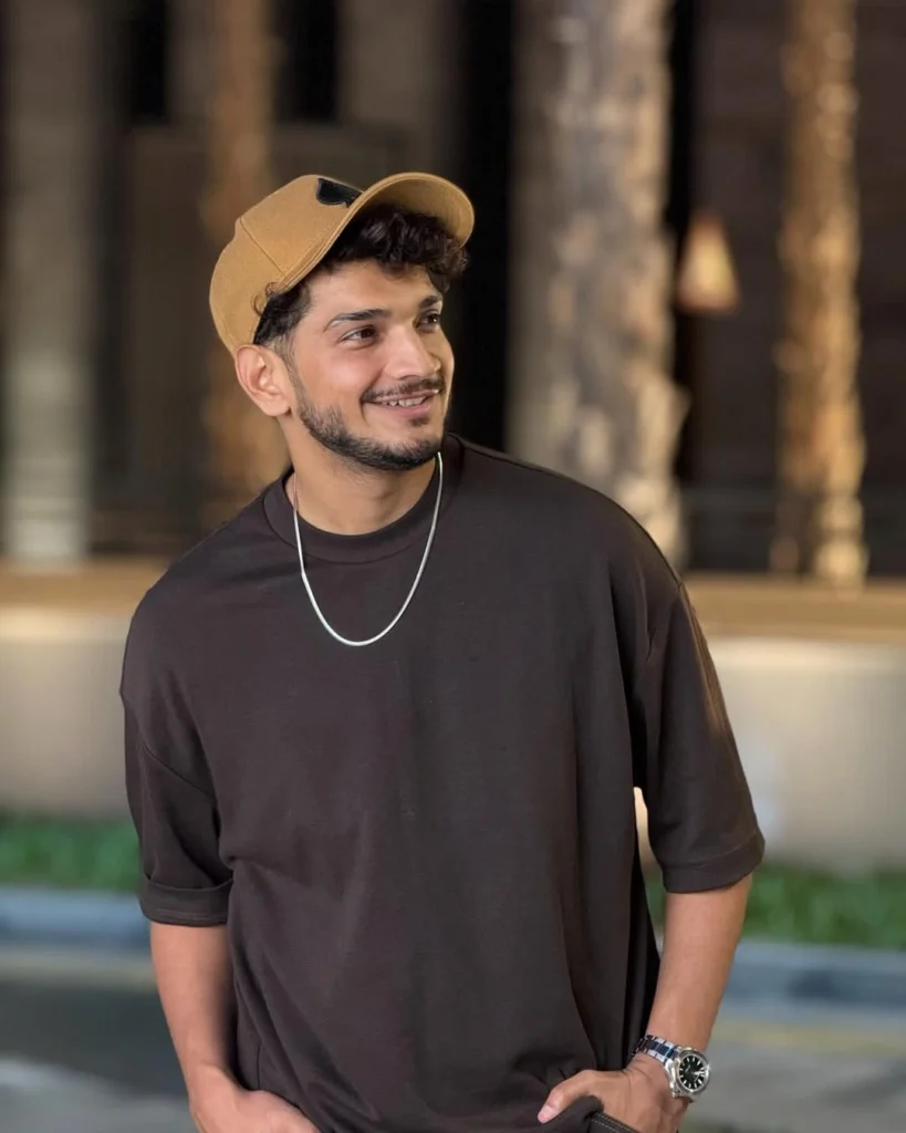 Munawar Faruqui biography: a photo collage showing him as a comedian, Bigg Boss winner, and family man. Munawar Faruqui age and family