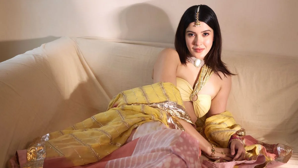 Shanaya Kapoor at Anshula Kapoor’s mehndi ceremony wearing ethnic outfit.