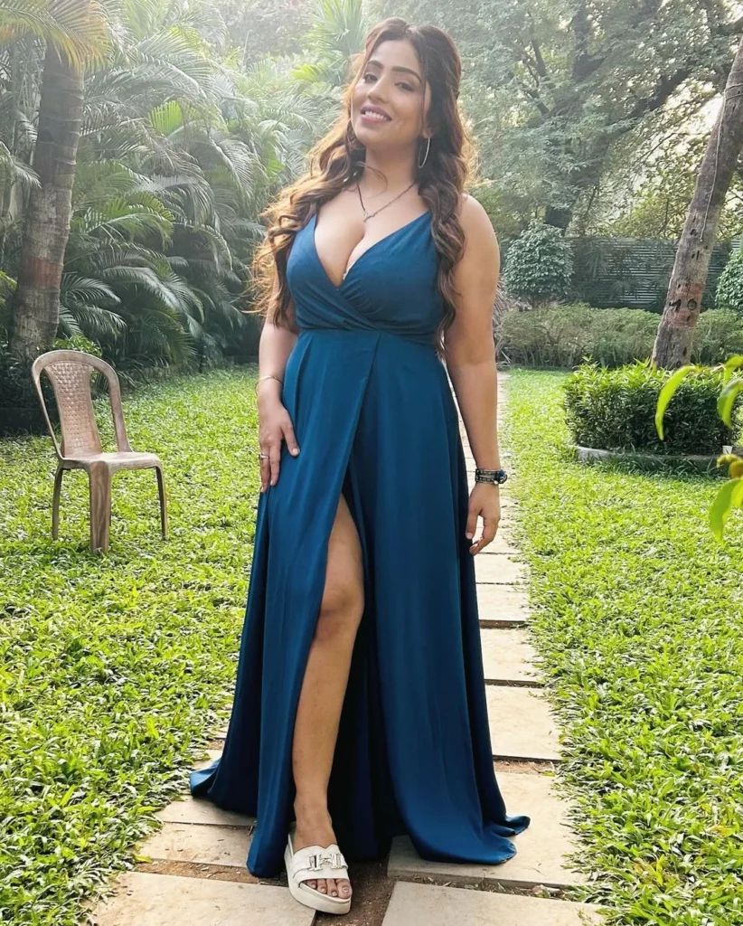 aayushi jaiswal income